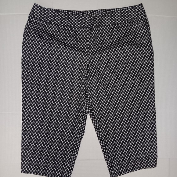 WORTHINGTON WOMAN MODERN FIT COTTON BLEND CAPRI PANTS - Picture 1 of 15